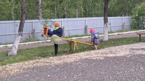 На детской площадке