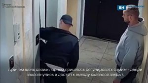 Воронежцам пришлось выбираться из лифта через щель