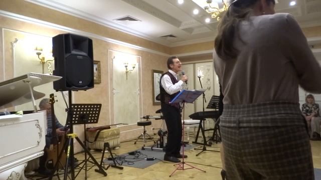 Льётся музыка, музыка, музыка