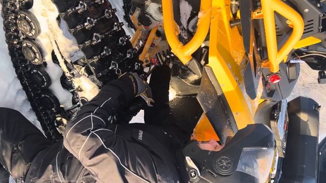 Квадроцикл на гусеницах против снегоходов смотреть онлайн