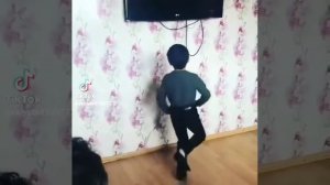 Цыганский мальчик танцует четко 👏🔥