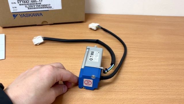 Серводвигатель Yaskawa SJME-01AMB41 смотреть онлайн