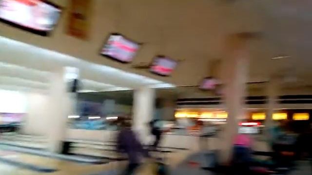 Поход в боулинг семейством и другом. часть1 смотреть онлайн