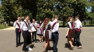 Вальс на последнем звонке 11 класса 2024 года на школьном