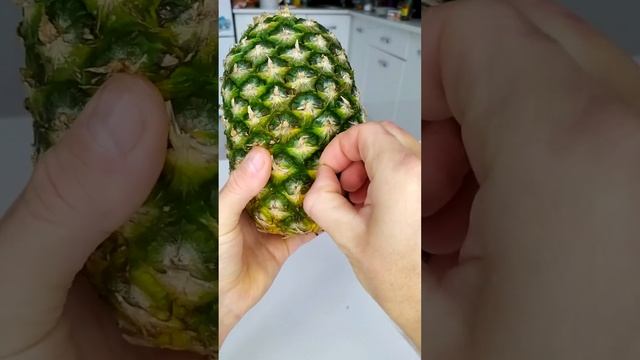 Как почистить АНАНАС без ножа? ЛАЙФХАК//How to peel a PINEAPPLE wit