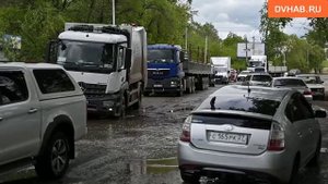 Опасно для жизни: в скопление ям превратилась улица Хабаровска