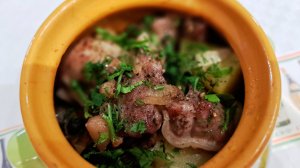 58. Мясо в горшочке с грибами и картофелем