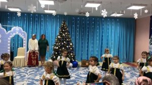 Танец девочек на Новый год «Вьюженька».старшая группа