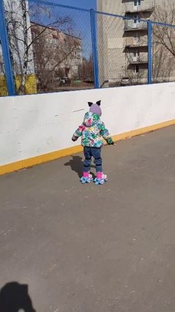Зимой на коньках, в другое время года на роликах.
