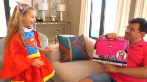 Диана и Рома - Диана превращается в Супергероев и помогает Роме и папе