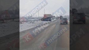 Столкновение двух грузовиков. Вылетевшая колесная по?
