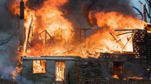 Крупный пожар охватил несколько частных домов в Ленобласти