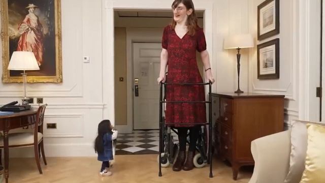 Самая высокая и самая низкая женщины в мире встретили? смотреть онлайн