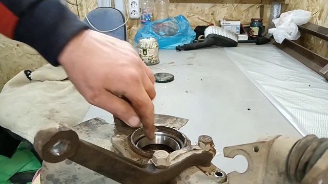 Меняем передние ступичные подшипники на Шевроле Нива. смотреть онлайн