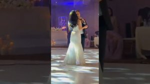 Папа сделал Сюрприз и спел на свадьбе дочки , свадебны?