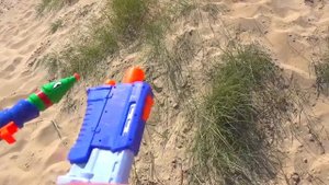 Мистер Макс Макс и Катя их игры с водой на пляже