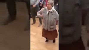 Бабушка танцует брейк