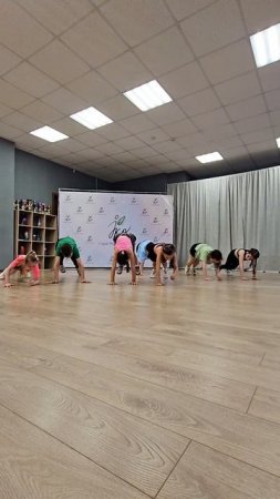 Чёткий спортивный рилс. 😎 Исполняют: Ева, Даня, Алёна, Вика, Арина, Алиса и Юля. 🤟