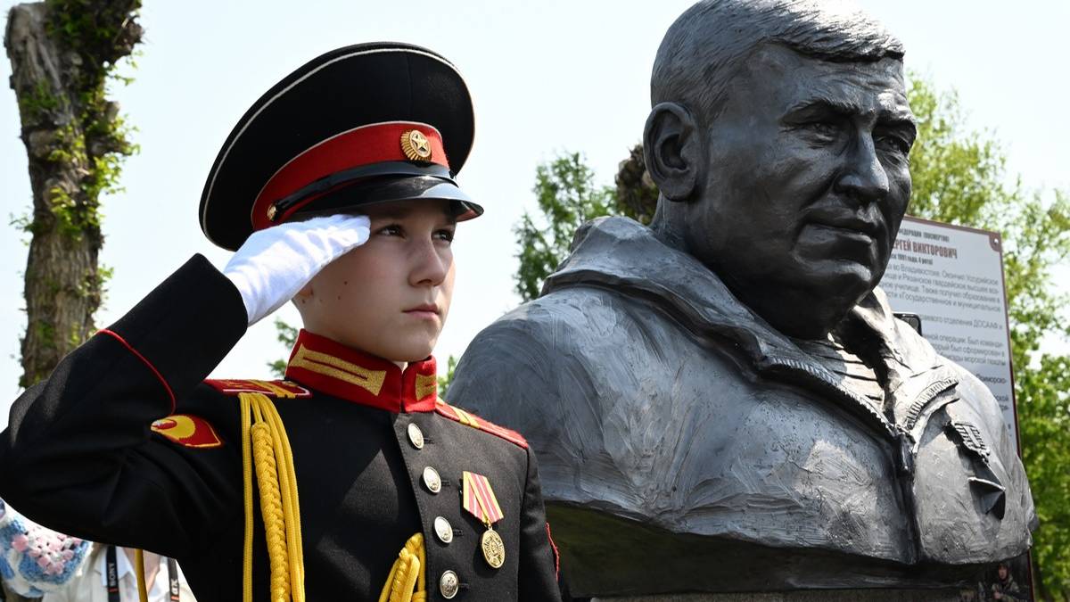 Открытие бюста Героя Российской Федерации полковника Ефремова Сергея Викторовича в Уссурийском СВУ