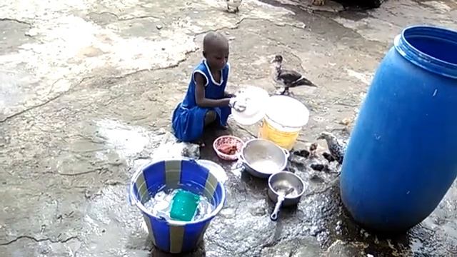 Девочка моет посуду (Сьерра-Леоне) смотреть онлайн