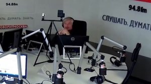 Не гладьте девушек по коленкам