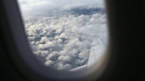 Какой САМОЛЕТ летит как птица в небе. Авиаперелет и вид из окна самолета.