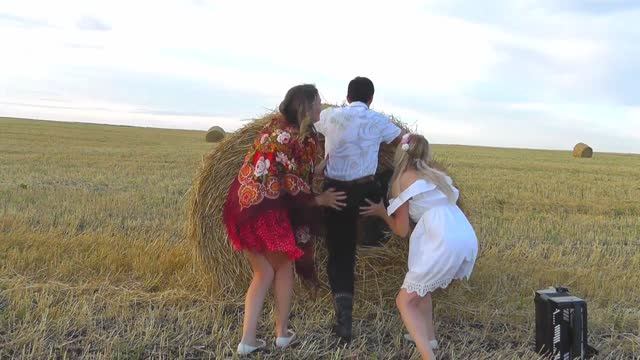 В день смеха посмеялись над собой!))) За кадром с юмором!))) Ансамбль Калина смотреть онлайн