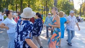 РАСЦВЕЛА СМОРОДИНА В ГОРОДСКОМ САДУ❤️ ТАНЦЫ ❤️ХАРЬ?