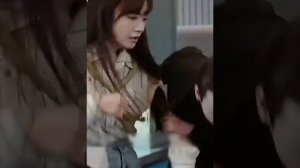 Богатая женщина CEO влюбляется в бедного курьера, не зн?