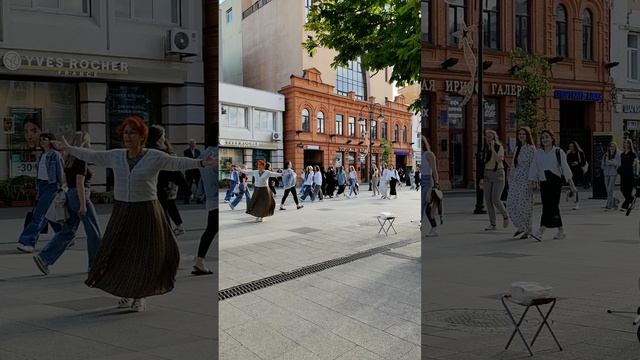 Уличный певец и его поклонница