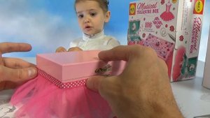 Мисс Кэйти и Мистер Макс (Miss Katy) Katy and dad made a music box