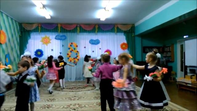 Вход с цветами на 8 марта. Автор оригинальной идеи А.А. ? смотреть онлайн