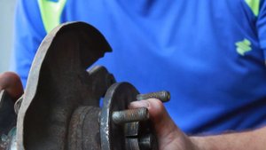 Замена ступичных подшипников (Мазда - Демио)