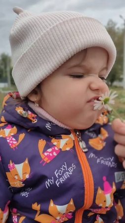 Малышка Оливия нюхает цветочек. Лабубу. Labubu.