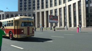 Парад старинных автобусов в Москве. Проспект Академик