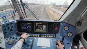 🚆 Машинист поезда — Двухэтажный экспресс под дождём!