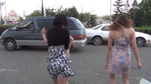 Танец бабы в стразах-девушки зажигают.