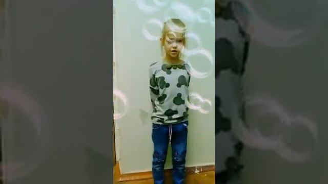Новогодняя песня. Доченька на уроке вокала.