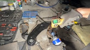 Обслуживаю Пассат B6. Замена заднего рычага и масла.