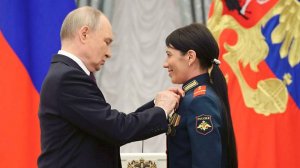 Путин вручил звезду Героя РФ закрывшей собой бойца медсестре