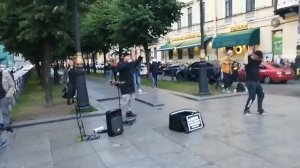 "Птичка летит домой". Уличные музыканты и танцор Майкл