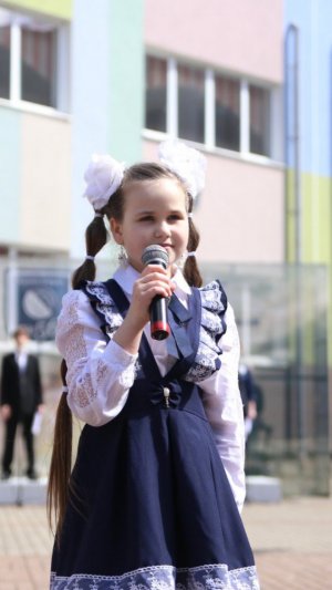 Линейка. Последний звонок. Поёт Лаврененко Елизавета. 2 - Б класс.