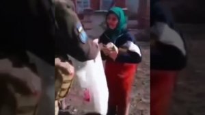 Бабушка с красным флагом СССР и украинские солдаты. Ре