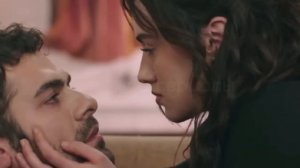 Rüzgarlı Tepe. Ветреный холм 58 серия. Зейнеп и Халил счастли