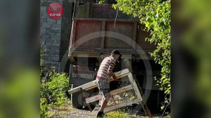 Водитель КамАЗа пытался устроить стихийную свалку в сочинском селе Галицино