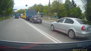 Водитель пропускает скорую с реанимацый с ребенком!!
