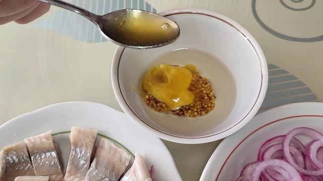 Закуска из селедки с луком и соусом, селедка в соусе смотреть онлайн