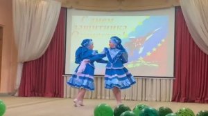 Казачий перепляс  исполняют Сарычевы Светлана и Лидия  (10 лет)