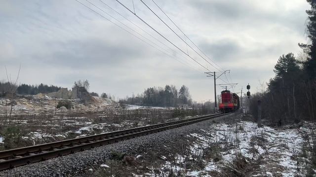 ЧМЭ3-3693 С крытыми вагонами. смотреть онлайн