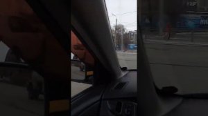Почему с заездом и без на трамв.пути повороты?